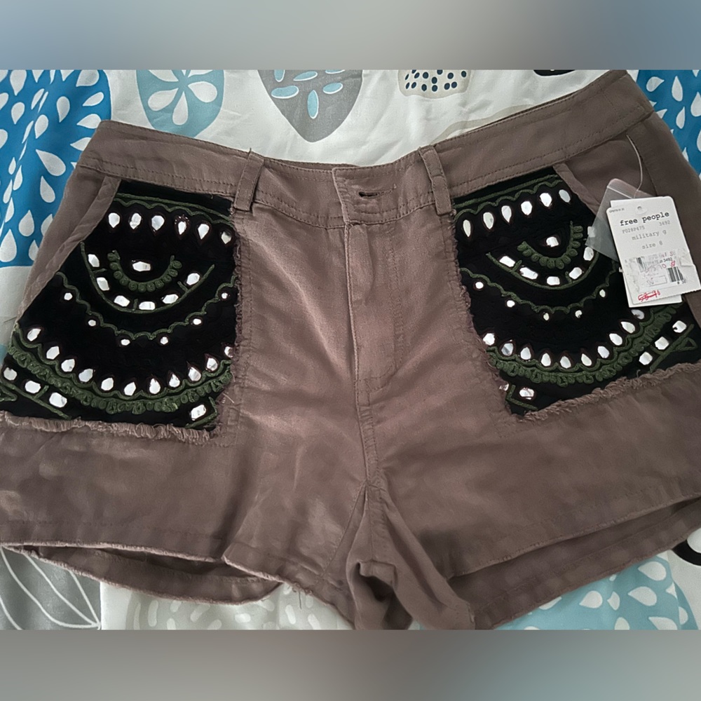 GORGEOUS Free People shorts with pocket embellishments